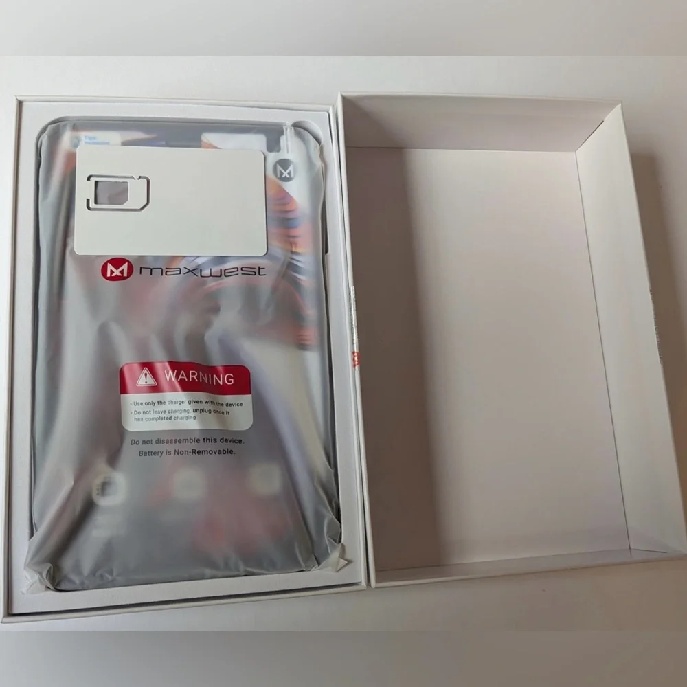 NEW Maxwest Nitro 8, 32GB Tablet and Case Bundle